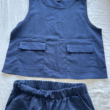 Ensemble bleu en lin haut sans manches et pantalon