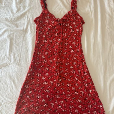 Rotes Blumen-Kleid