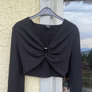 Black long sleeve crop top 