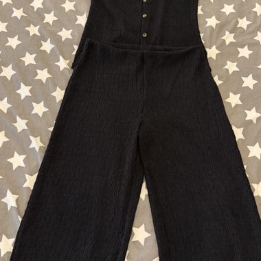 Schwarzer Jumpsuit ohne Aermel