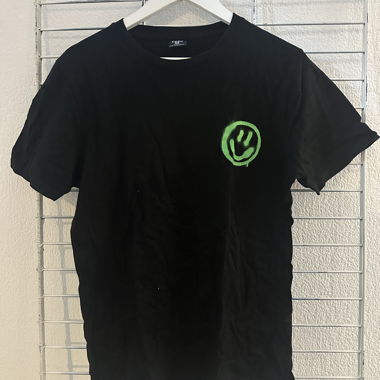 Black T-shirt with green smiley, size M