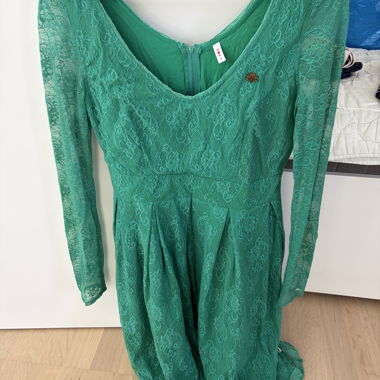 Abito verde in pizzo con maniche lunghe