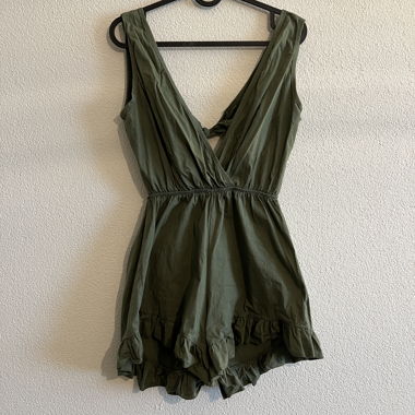 Kurzer Jumpsuit mit Masche, rückenfrei in Khaki 🥑💚