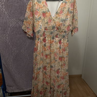 Geblümtes Maxikleid mit V-Ausschnitt