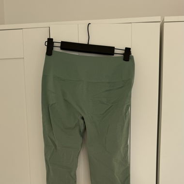 Light green leggings + sports bra