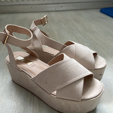 Plateau sandals
