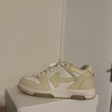 Off-White Sneaker