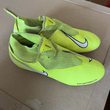 Chaussures de football Nike fluo