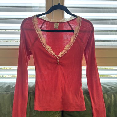 Top rosso BDG Urban Outfitters a maniche lunghe