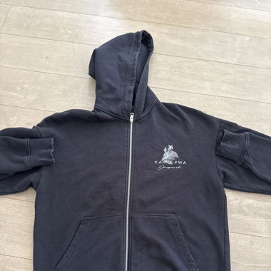 Sweatshirt in Schwarz mit Aufschrift 