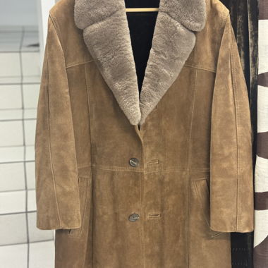 Cappotto in camoscio con collo in pelliccia