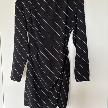 Robe à rayures avec détail sur le côté