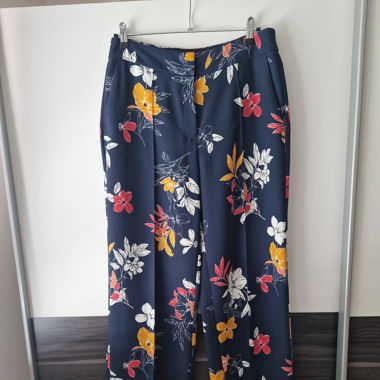 Fließende Blumenhose