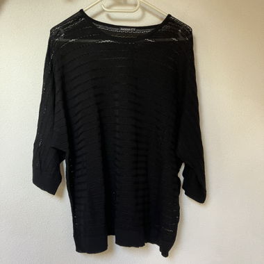 Maglione nero in maglia traforata