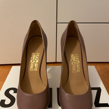 Designer High Heels aus Leder und goldenem Detail