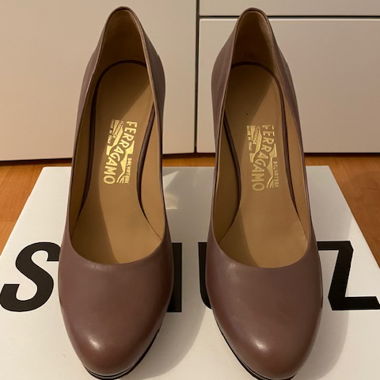Designer High Heels aus Leder und goldenem Detail