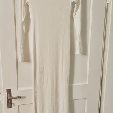 Weisses Langarm-Maxikleid