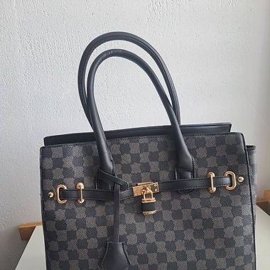 Schwarze karierte Tasche