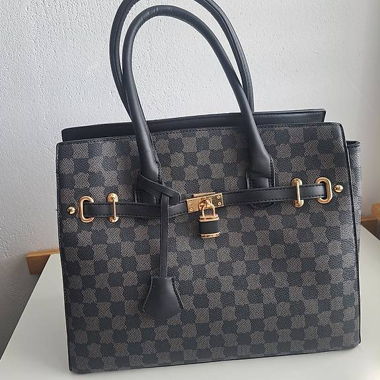 Schwarze karierte Tasche