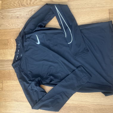 Top sportivo Nike a maniche lunghe