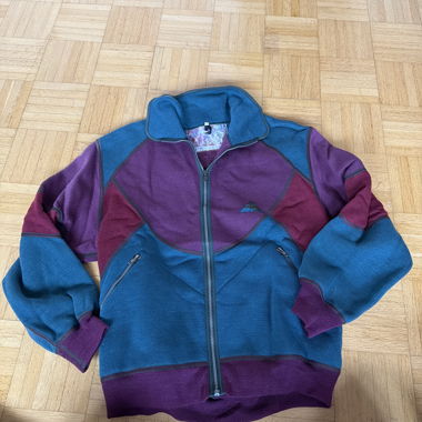 Bunte Zip-Fleecejacke mit hohem Kragen