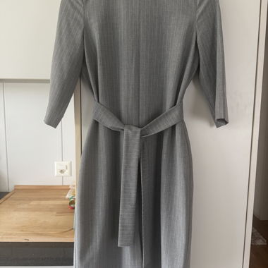Joop graues Nadelstreifen-Midikleid mit Gürtel