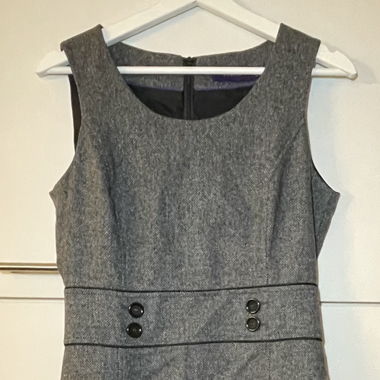 Ärmelloses, graues Businesskleid mit Knopfdetails