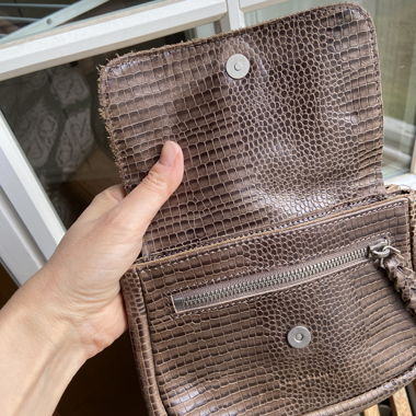 Umhängetasche aus Leder mit Krokodilprägung