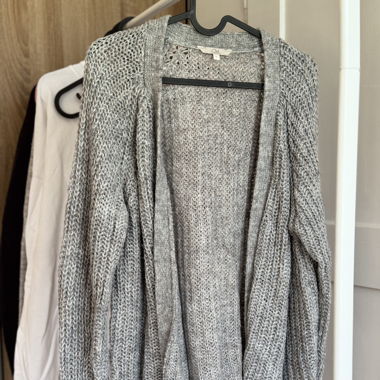 Graue Strickjacke