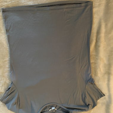 T-shirt gris (polyester souple type skim moulant) 