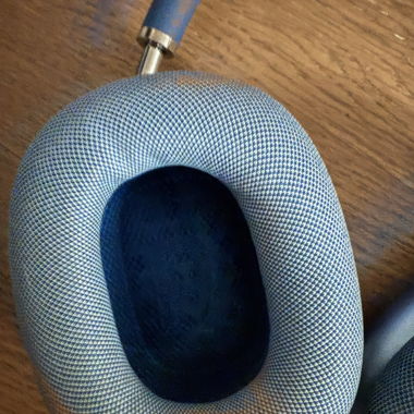 Blue AirPods Max (lightning charger) 