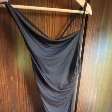 Maxi fließendes schwarzes Kleid