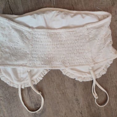 Weisses Spitzen-Bustier