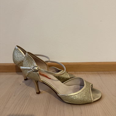 Dance shoes 