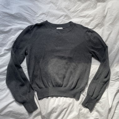 Grauer Strickpullover