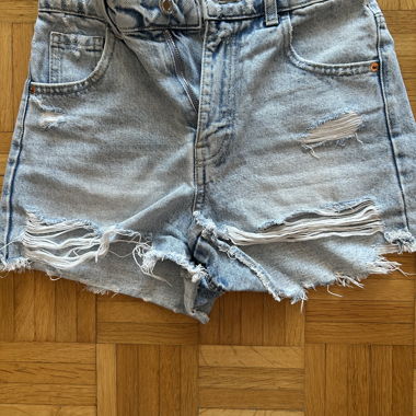 Shorts in denim strappato