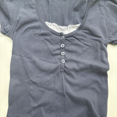 Pull bleu avec dentelle