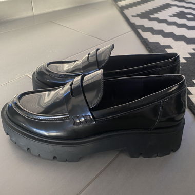 Mocassini neri in vernice con suola platform