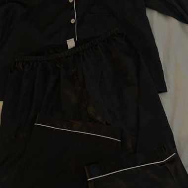 Schwarzes Pyjama-Set
