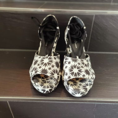 Plateau-Pumps mit Schnuerung