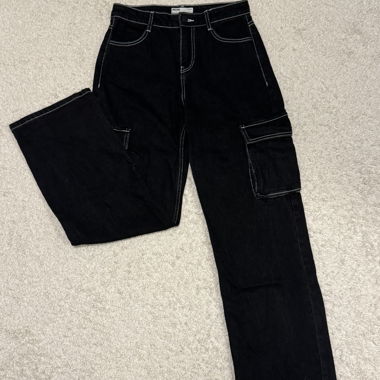 Schwarze Cargopants mit weissen Nähten