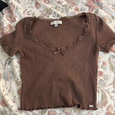 Top in pizzo marrone