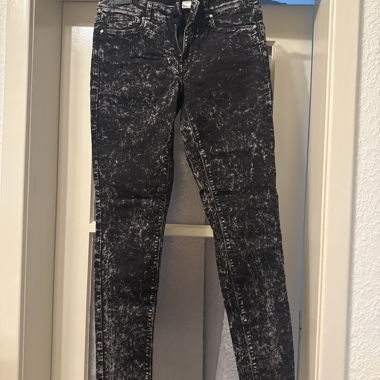 Schwarze Jeans mit Used-Effekt