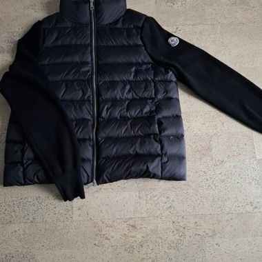 Giacca trapuntata nera con maniche in maglia Moncler