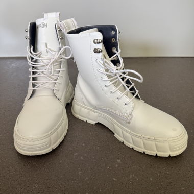 VIRÓN weisse Boots