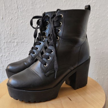 Hohe Schuhe mit Schnürsenkel