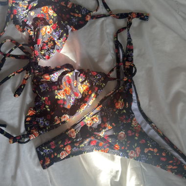 Bikini nero a fiori due pezzi