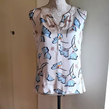 Cream flowery patterned blouse 