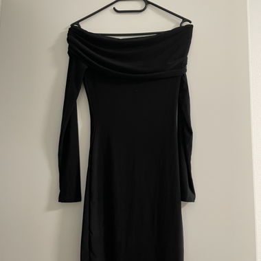 Abito nero con spalle scoperte