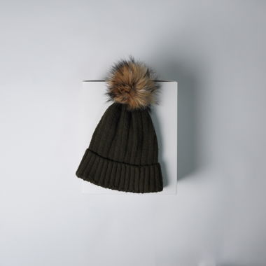 Schwarze Bommel-Mütze